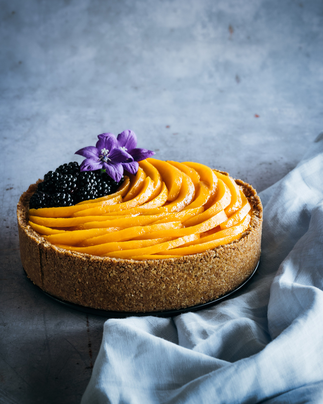 Vonku sa konečne oteplilo tak vám dole posielam recept na jednoduchý nepečený mangový cheesecake. Korpus má z celozrnných ovsených keksov a mletých mandlí a vnútri sa ukrýva mascarpone s jemným tvarohom ochuteným vanilkou a citrónom. ⠀⠀⠀⠀⠀⠀⠀⠀⠀
⠀⠀⠀⠀⠀⠀⠀⠀⠀
Also sharing my image with #foodartproject and #foodartlenkaproject April Challenge YELLOW with LENKA SELINGER. ⠀⠀⠀⠀⠀⠀⠀⠀⠀
⠀⠀⠀⠀⠀⠀⠀⠀⠀
Today's theme is "Hero the color YELLOW" and I am glad I finally managed to participate. I love using complementary colors and in this case I wanted the yellow to shine though the blue. Hope you like it.⠀⠀⠀⠀⠀⠀⠀⠀⠀
⠀⠀⠀⠀⠀⠀⠀⠀⠀
@lenkas_lens @blackvelvetstyling @thesouthasiankitchen @foodartproject #foodartlenkaproject #foodartproject ⠀⠀⠀⠀⠀⠀⠀⠀⠀
⠀⠀⠀⠀⠀⠀⠀⠀⠀
INGREDIENCIE⠀⠀⠀⠀⠀⠀⠀⠀⠀
Korpus (20cm forma)⠀⠀⠀⠀⠀⠀⠀⠀⠀
300 g celozrnných ovsených keksov⠀⠀⠀⠀⠀⠀⠀⠀⠀
30 g mletých mandlí⠀⠀⠀⠀⠀⠀⠀⠀⠀
3 PL hnedého cukru⠀⠀⠀⠀⠀⠀⠀⠀⠀
100 g rozpusteného masla⠀⠀⠀⠀⠀⠀⠀⠀⠀
⠀⠀⠀⠀⠀⠀⠀⠀⠀
Krém⠀⠀⠀⠀⠀⠀⠀⠀⠀
500 g Mascarpone⠀⠀⠀⠀⠀⠀⠀⠀⠀
250 g jemného tučného tvarohu⠀⠀⠀⠀⠀⠀⠀⠀⠀
1 hrnček práškového cukru alebo podľa chuti⠀⠀⠀⠀⠀⠀⠀⠀⠀
2 ČL vanilkového extraktu⠀⠀⠀⠀⠀⠀⠀⠀⠀
1 citrón, iba šťava⠀⠀⠀⠀⠀⠀⠀⠀⠀
⠀⠀⠀⠀⠀⠀⠀⠀⠀
Ozdoba⠀⠀⠀⠀⠀⠀⠀⠀⠀
1 veľké zrelé mango⠀⠀⠀⠀⠀⠀⠀⠀⠀
černice⠀⠀⠀⠀⠀⠀⠀⠀⠀
kvietky na ozdobu⠀⠀⠀⠀⠀⠀⠀⠀⠀
Postup nájdete v prvom komentári.⠀⠀⠀⠀⠀⠀⠀⠀⠀
⠀⠀⠀⠀⠀⠀⠀⠀⠀
#mangovycheesecake #mangocheesecake #nepecenycheesecake #zuzanarainet #fotografjedla #fotimjedlo #foodstylist #recipedeveloper #foodphotographer