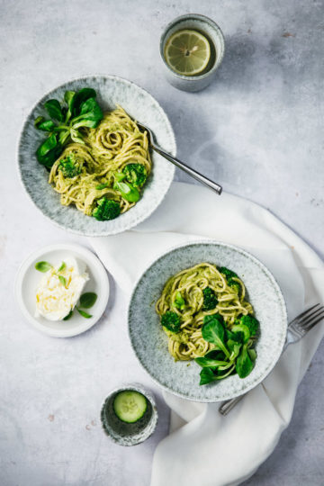 Recept na cuketové špagety s brokolicou, bazalkou a cesnakom