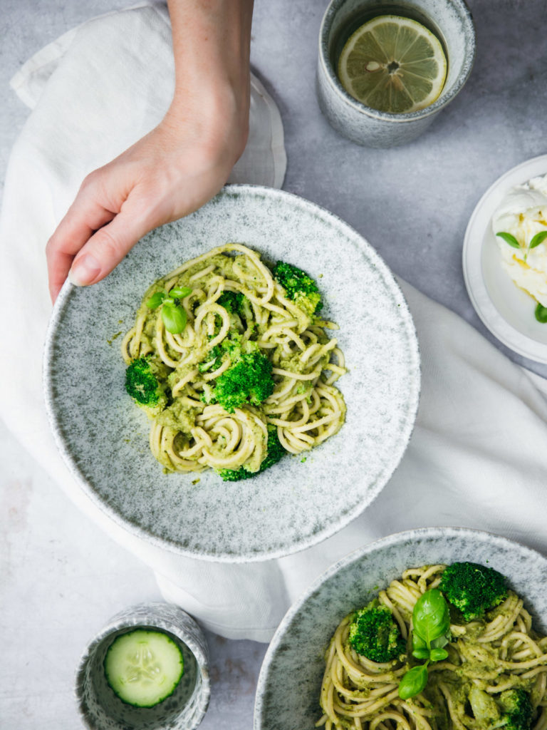 Recept na cuketové špagety s brokolicou, bazalkou a cesnakom
